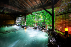 【かわせみの湯／大露天風呂】目の前には渓流が流れ、川のせせらぎを聞きながらご入浴いただけます。