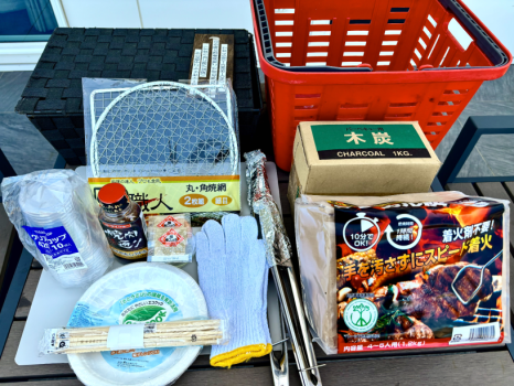 〈BBQサポートセット〉
内容：BBQ炭(ワンタッチ着火)・予備炭、網、トング、軍手、たれ、塩こしょう、紙皿、プラコップ、割り箸

※食器棚に収納している食器は室内用ですので、室外で使用する食器は紙皿や紙コップをお持ち込み頂くか、BBQサポートセットに含まれるものをご使用下さい。