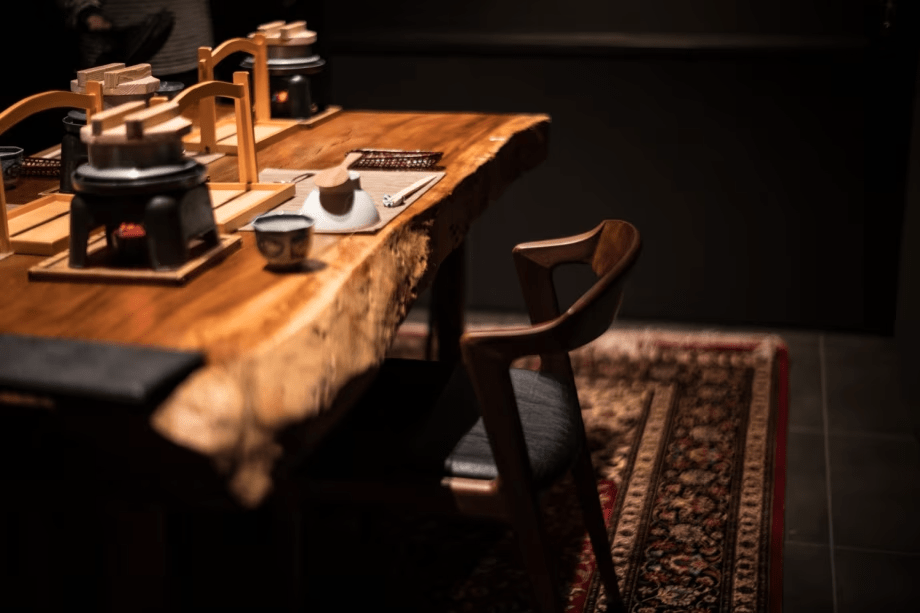 【ロイヤルスイート】完全プライベートの専用ダイニング。夜の間接照明が創り出す、親密な雰囲気。