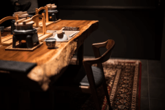 【ロイヤルスイート】完全プライベートの専用ダイニング。夜の間接照明が創り出す、親密な雰囲気。