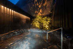 【ロイヤルスイート】客室専用露天風呂。 大地の恵みが、心と身体を包み込む。