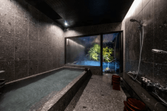 【ロイヤルスイート】客室内湯にて。朝湯、夜湯、それぞれ異なる表情をお楽しみいただけます。