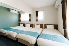 【デラックスファミリーツイン】シングルベッド4台、ダブルベッド1台あるので大人数でのご利用可能です。