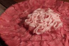 【贅沢に牛タンを丸々一本】「牛タン&もち豚しゃぶしゃぶ」を贅沢に堪能。グランピングとサウナで『NAGU KATSUURA』の大自然の中で巣ごもり。【夕朝食付】