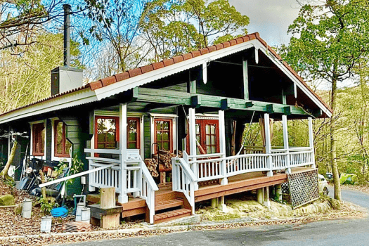 【外観】木々に囲まれたログハウスで豊かな自然をご体感ください。