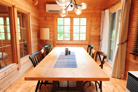 【ダイニング】10人掛けも可能なダイニングテーブルでワイワイ食事が楽しめる。