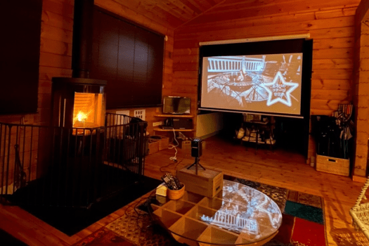 【プロジェクター】大画面で映画やテレビゲームを楽しめます。お子様用DVDや人気テレビゲームswitchあり♪