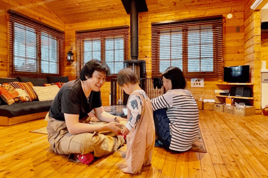 【リビング】木のぬくもりを感じながら室内でもゆっくり過ごせる。