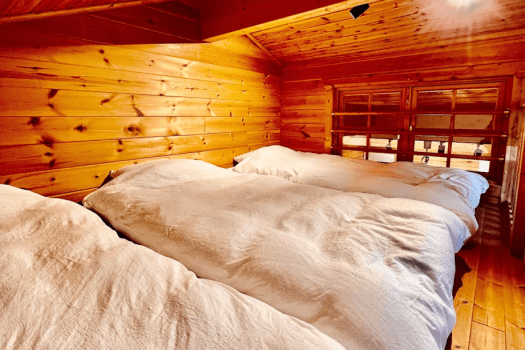 【ロフト】シングルベッドを3台ご用意しております。ベビーゲート付きでお子様も安心。プロジェクターもあります。