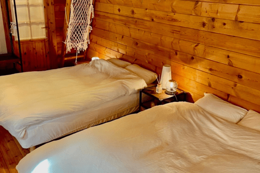 【寝室】ダブルベッドを2台ご用意しております。その他、ロフトにシングルベッド3台、簡易寝具利用可能です。