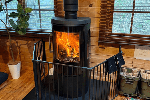 【薪ストーブ】ベビーゲート付きでお子様も安心。炎の揺らぎや薪が燃える音を聞きながら癒しの時間をお過ごしください。