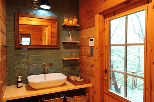 【洗面台】シャンプー、コンディショナー、ボディソープ、タオル、バスタオル、歯磨きセットなどアメニティ充実。