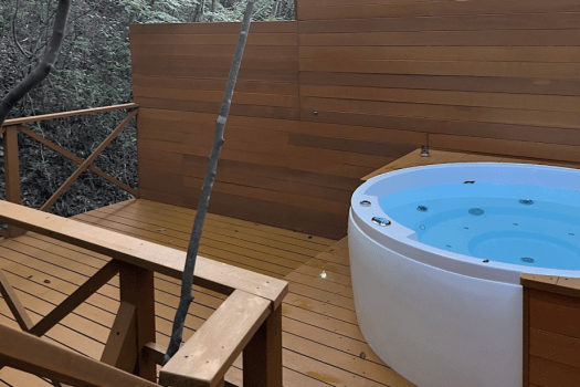 【露天ジャグジー】ウッドデッキに設置したジャグジーでは、緑を眺めながらゆったり寛げます。