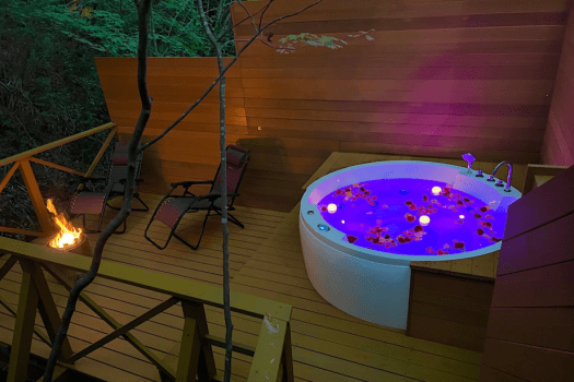 【露天ジャグジー】ウッドデッキに設置したジャグジーでは、緑を眺めながらゆったり寛げます。夜は水中照明によるライトアップをお楽しみください。