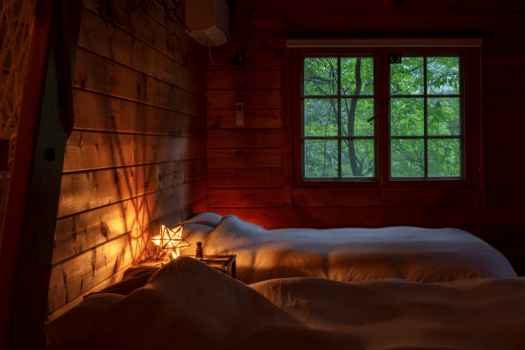 【寝室】ダブルベッドを2台ご用意しております。その他、ロフトにシングルベッド3台、簡易寝具利用可能です。