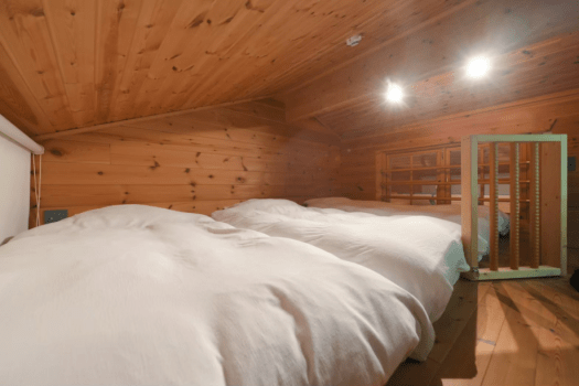 【ロフト】シングルベッドを3台ご用意しております。ベビーゲート付きでお子様も安心。プロジェクターもあります。