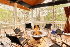 【デッキ】雨でも安心な屋根付き・防風カーテン付きのBBQテラスです。