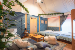 【グランピングテント】ファミリールーム（シングルベッド3台・セミダブルベッド1台）