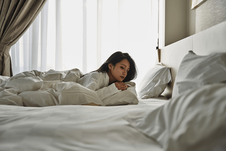 窓から差し込む自然光と落ち着いたインテリアが誘う、居心地の良い室内で究極のリラックスを。