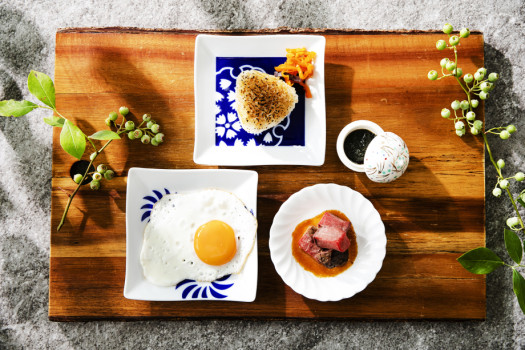 佐賀のおいしさで始まる、特別な朝――。鉄板焼きおにぎりやステーキなど幅広く楽しめる、朝食アラカルト。
