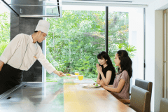 和洋選べる朝食にアラカルト。目の前で調理される「出来たての一皿」をスパークリングワインと共にいかが？