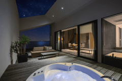 最上階 唯一つのスイートルームならではの開放感と贅沢感。優雅なバスタイムを存分に。