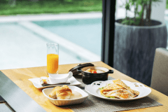 SAGAガレットを食す「洋朝食」とこだわりが詰まった「和朝食」を、お好みで。紅茶やワインのご用意も。