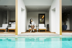 輝くプールサイドで夏の陽射しを浴びながら、最高のリゾート体験を。