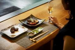 シェフの華麗な調理を目の前で堪能しながら、新鮮な食材の旨みと香りを存分に楽しめます。