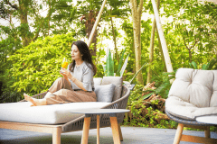 輝くプールサイドで夏の陽射しを浴びながら、最高のリゾート体験を。