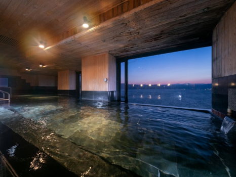 諏訪湖を一望する眺望抜群の大浴場