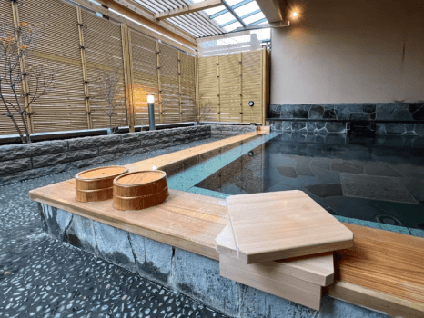 ユニバーサルデザインSPA／取り外し可能な「回転式バスボード」