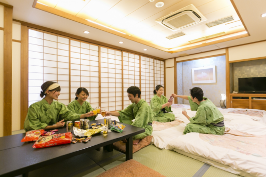 仲良しグループでひとつのお部屋
枕を並べて修学旅行気分！