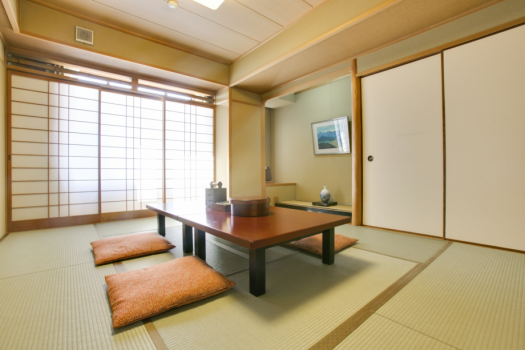 旅のお疲れは畳のお部屋でゆっくりとおくつろぎください。
大浴場が地下1階にございます(午後3時～午前1時、午前6時～9時）
家族、グループ、仲間と枕を並べてお話ししよう