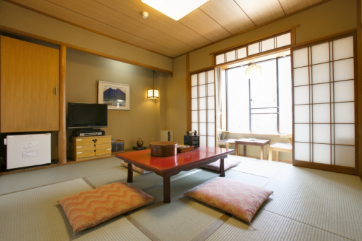 お風呂付のお部屋です。
畳のお部屋でゆっくりとおくつろぎくださいませ。