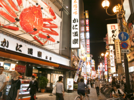 道頓堀まで徒歩3分！
当館は門限なし！24時間玄関があいております。
大阪の街を満喫して、当館でおくつろぎくださいませ。