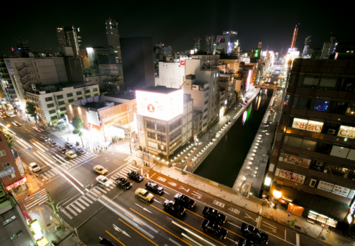 道頓堀まで徒歩3分！
当館は門限なし！24時間玄関があいております。
大阪の街を満喫して、当館でおくつろぎくださいませ。