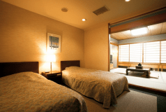 寝る時はベッド派の人にオススメ！
ご夫婦やカップル、仲の良いお友達同士で広々とご利用いただけます。