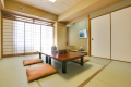 旅のお疲れは畳のお部屋でゆっくりとおくつろぎください。
大浴場が地下1階にございます(午後3時～午前1時、午前6時～9時）
家族、グループ、仲間と枕を並べてお話ししよう