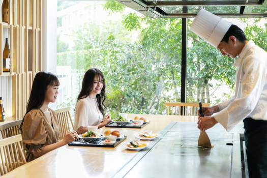朝食は選べる3種のコースと多彩なアラカルト。目の前で調理される「出来たての一皿」をお楽しみください