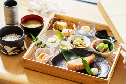 【朝食】［和食］小さな器に少しずつ盛りつけられた様子が可愛い和朝食。からだに染みるやさしい味わい