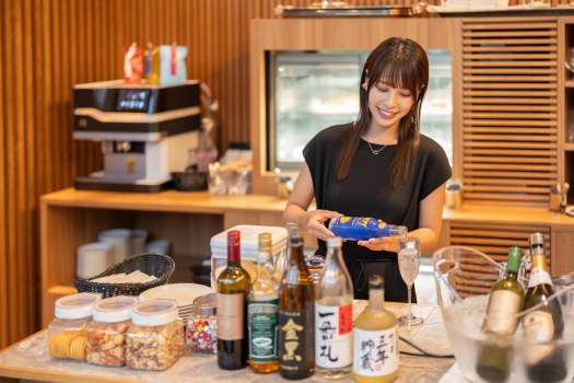 【クラブラウンジ】 水面の煌めきが美しい。解放感のある宿泊者専用ラウンジ