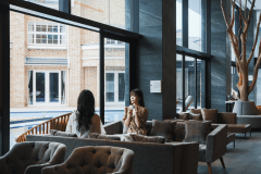 厳選のワインやフィンガーフードを楽しめる宿泊者専用ラウンジで、くつろぎのひとときを。