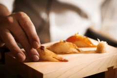 世界有数の漁場・玄界灘が育んだ新鮮な海の幸を、それぞれ「もっとも美味しい握り方」でご提供します。