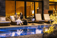 【ガーデンプール】  リラックスチェアーでワインを楽しむのも、ここでの過ごし方のひとつ。