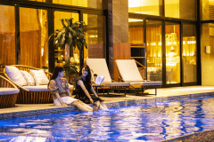 【ガーデンプール】  宿泊者様ならだれでもご利用OK！安心の温水で、足だけ浸かる楽しみ方もお薦め。