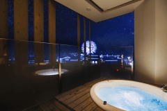 【高層階グランドスイート】［バスルーム］ 博多の夜景を楽しみながら。贅沢で優雅なバスタイムを満喫。