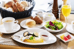 野菜ソムリエの料理長が厳選した新鮮食材を、目の前の鉄板にて調理。3種の朝食コースからからセレクト