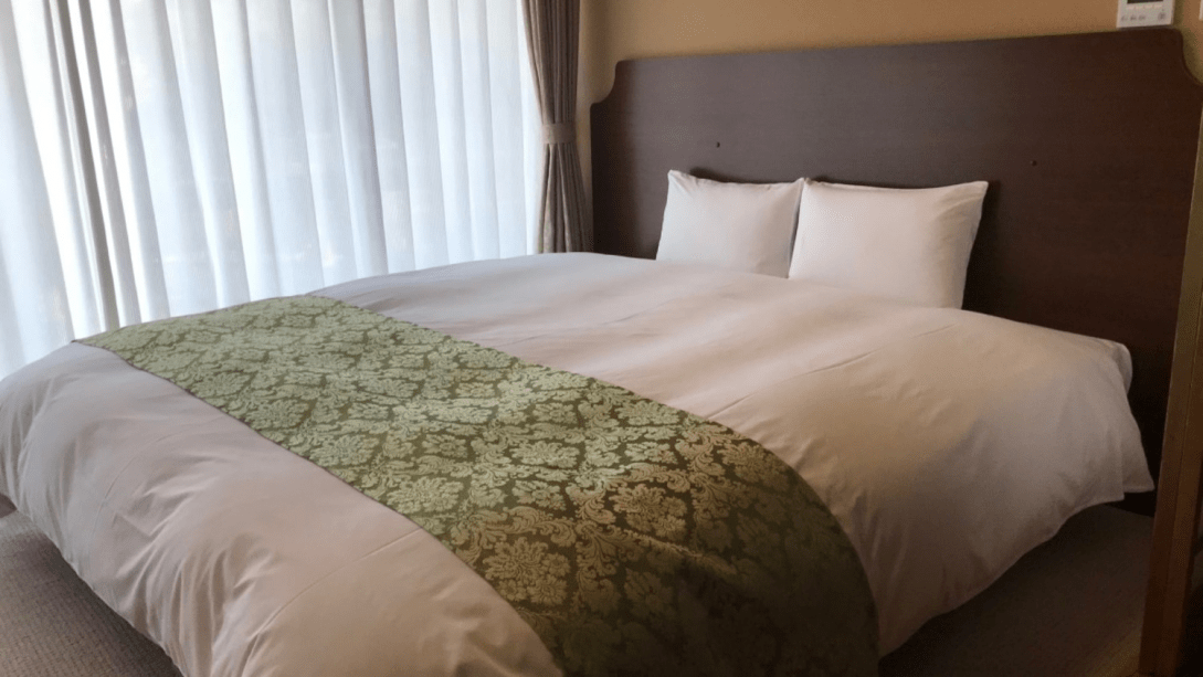 【和洋室の寝心地抜群！シモンズベッド】ワイドなサイズでゆっくりとお休みいただけます