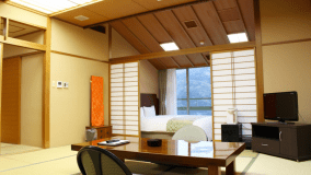 【和洋室　58㎡　バス・トイレ付】　最上階の4階、眺望が良好です。ベッドはシモンズ社製